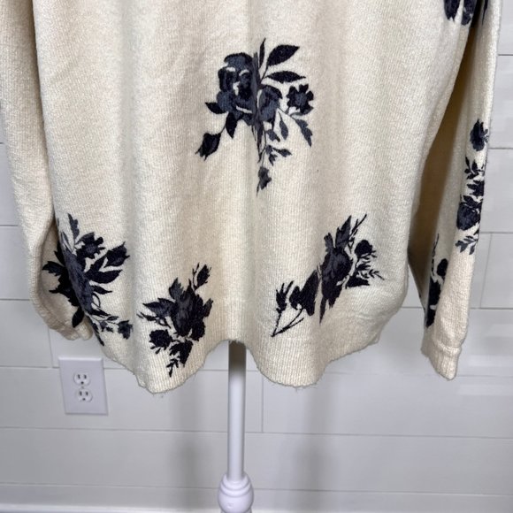 Chelsea & Theodore Off White & Navy Floral Relaxed Fit Sweater Size M - Picture 11 of 13